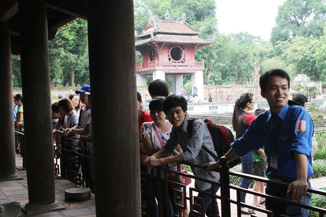 Sĩ tử chen chân cầu may ở Văn Miếu