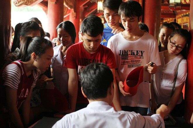 Điểm thi đại học 2014: Chùm ảnh thí sinh chen chân cầu may