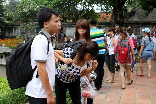 Sĩ tử chen chân cầu may ở Văn Miếu