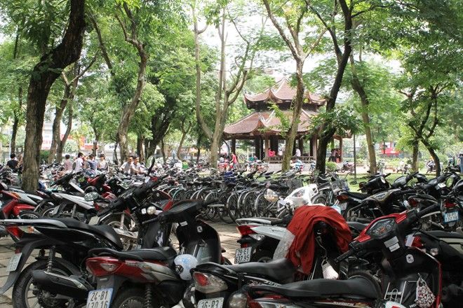 Sĩ tử chen chân cầu may ở Văn Miếu