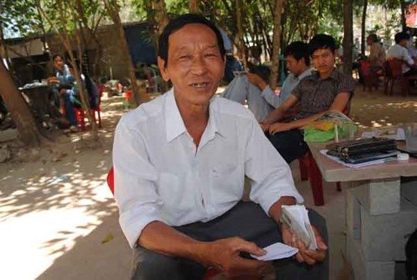 Cảm phục cụ ông 64 tuổi 6 lần lều chõng đi thi đại học Cảm phục cụ ông 64 tuổi 6 lần lều chõng đi thi đại học