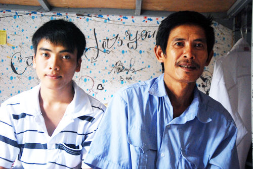 Cảm động người cha mang chim rừng làm lộ phí cho con đi thi