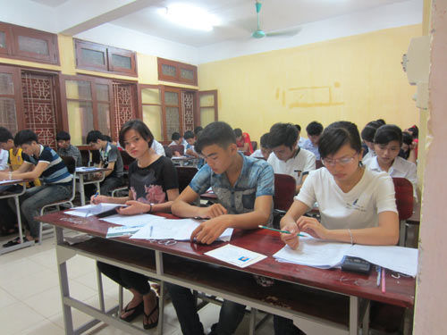 Giám thị mang kính đen coi thi, kê ghế ngồi nói chuyện Giám thị mang kính đen coi thi, kê ghế ngồi nói chuyện