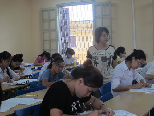 Giám thị mang kính đen coi thi, kê ghế ngồi nói chuyện Giám thị mang kính đen coi thi, kê ghế ngồi nói chuyện