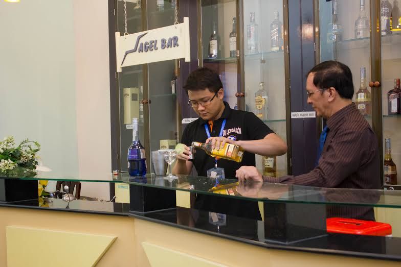 Trong ngành Quản trị Khách sạn – Nhà hàng có rất nhiều bộ phận khác nhau. Quầy Bar là một điểm nhấn quan trọng.  Trong ngành Quản trị Khách sạn – Nhà hàng có rất nhiều bộ phận khác nhau. Quầy Bar là một điểm nhấn quan trọng.