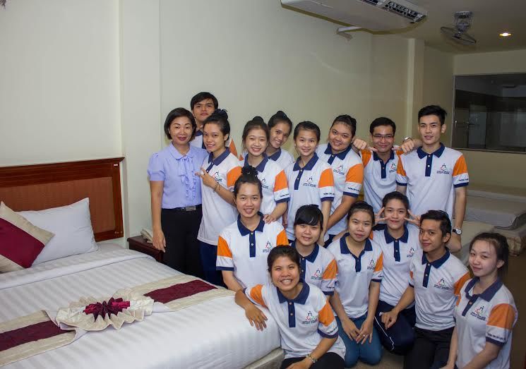 Sinh viên trường Cao đẳng nghề Du lịch Sài Gòn trong giờ thực hành môn Nghiệp vụ Phòng. Sinh viên trường Cao đẳng nghề Du lịch Sài Gòn trong giờ thực hành môn Nghiệp vụ Phòng.