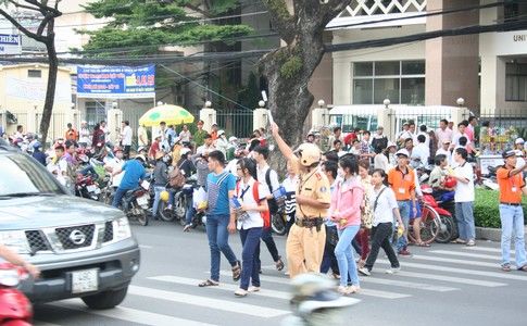 Một thí sinh bị đình chỉ thi vì hành xử lạ lùng khi tham gia đợt thi môn Hoá sáng ngày 05/07/2014. Giám thị phòng thi khi phát hiện đã có những động viên cần thiết để V. “đúng mực” trở lại. Chuyện tưởng đến đó thì kết thúc, ai ngờ sau khi “ngồi không” 30 phút, V. thình lình ôm đề thi, giấy thi vùng bỏ chạy khỏi phòng.