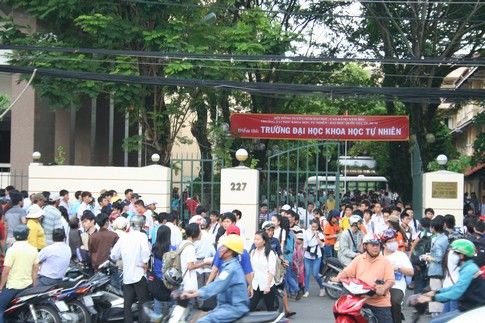 Một thí sinh bị đình chỉ thi vì hành xử lạ lùng khi tham gia đợt thi môn Hoá sáng ngày 05/07/2014. Giám thị phòng thi khi phát hiện đã có những động viên cần thiết để V. “đúng mực” trở lại. Chuyện tưởng đến đó thì kết thúc, ai ngờ sau khi “ngồi không” 30 phút, V. thình lình ôm đề thi, giấy thi vùng bỏ chạy khỏi phòng.