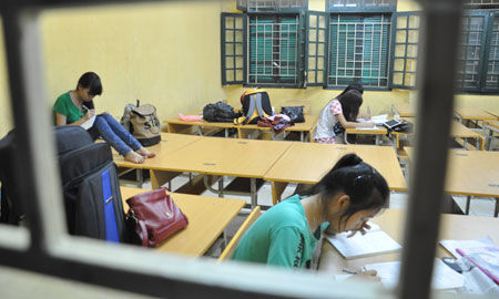 Tiết kiệm chi phí, nhiều thí sinh qua đêm ngay tại phòng thi