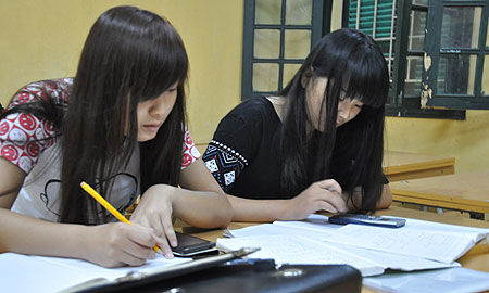 Tiết kiệm chi phí, nhiều thí sinh qua đêm ngay tại phòng thi