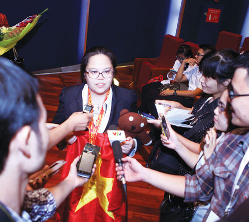 Phạm Mai Phương giành huy chương vàng và là một trong 3 thí sinh đạt điểm cao nhất toàn kỳ thi với 83,99 điểm Phạm Mai Phương giành huy chương vàng và là một trong 3 thí sinh đạt điểm cao nhất toàn kỳ thi với 83,99 điểm