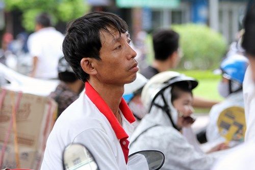 Cảm động mẹ ngất lịm dưới nắng nóng khi chờ con thi