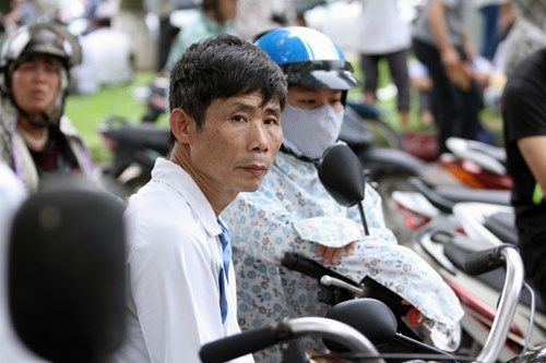 Cảm động mẹ ngất lịm dưới nắng nóng khi chờ con thi Cảm động mẹ ngất lịm dưới nắng nóng khi chờ con thi