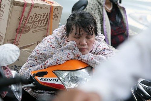 Cảm động mẹ ngất lịm dưới nắng nóng khi chờ con thi