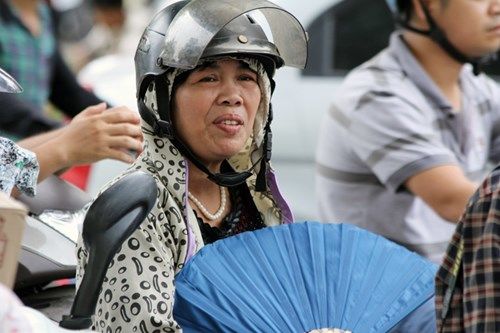 Cảm động mẹ ngất lịm dưới nắng nóng khi chờ con thi