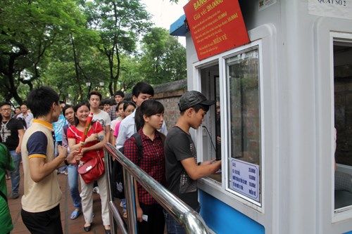 Chùm ảnh sĩ tử tập nập thắp hương tại Quốc Tử Giám