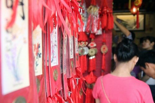 Chùm ảnh sĩ tử tập nập thắp hương tại Quốc Tử Giám
