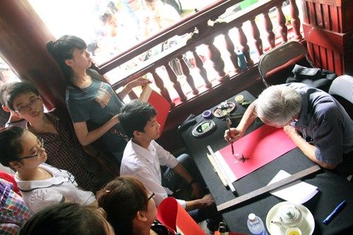 Chùm ảnh sĩ tử tập nập thắp hương tại Quốc Tử Giám