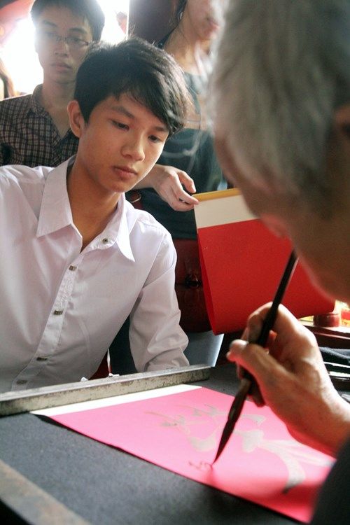 Chùm ảnh sĩ tử tập nập thắp hương tại Quốc Tử Giám