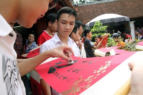 Chùm ảnh sĩ tử tập nập thắp hương tại Quốc Tử Giám