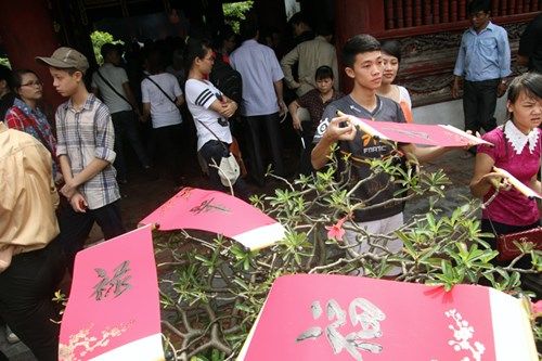 Chùm ảnh sĩ tử tập nập thắp hương tại Quốc Tử Giám