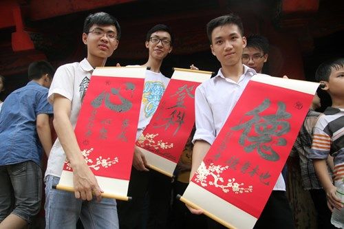 Chùm ảnh sĩ tử tập nập thắp hương tại Quốc Tử Giám