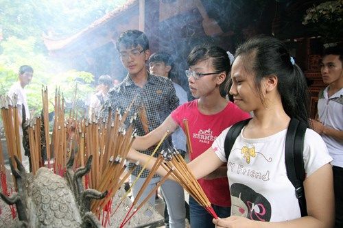 Chùm ảnh sĩ tử tập nập thắp hương tại Quốc Tử Giám