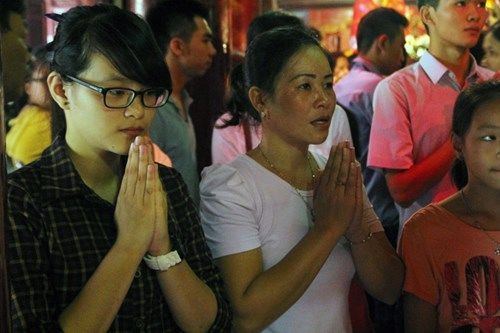Chùm ảnh sĩ tử tập nập thắp hương tại Quốc Tử Giám