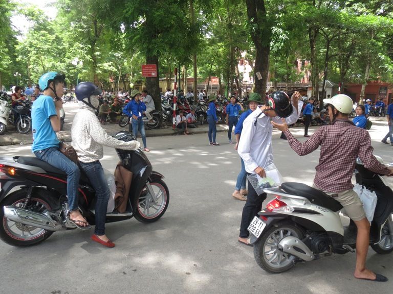 Vẫn còn thí sinh đến muộn dự thi đại học môn Vật lý