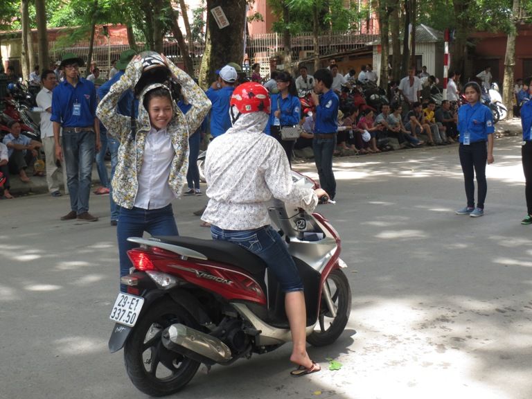 Vẫn còn thí sinh đến muộn dự thi đại học môn Vật lý