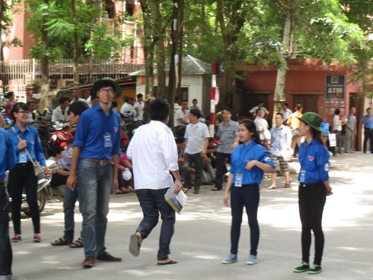 Vẫn còn thí sinh đến muộn dự thi đại học môn Vật lý