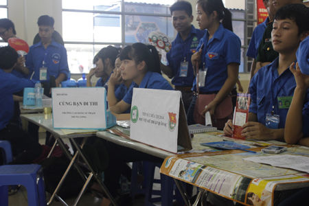 Chùm ảnh thí sinh tấp nập về Hà Nội dự thi đại học