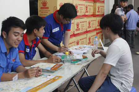 Chùm ảnh thí sinh tấp nập về Hà Nội dự thi đại học