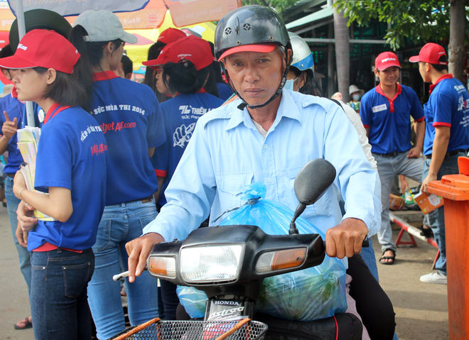 Thí sinh tấp nập đổ về cụm thi đại học Tp.HCM 2014 Thí sinh tấp nập đổ về cụm thi đại học Tp.HCM 2014