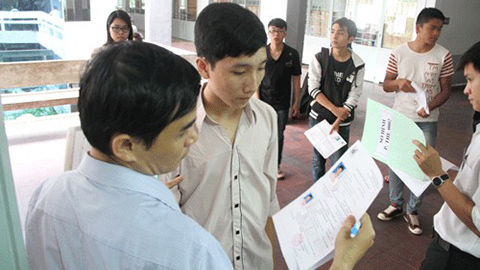 Một thí sinh tự ghi mình tên mình là Giáo sư Lương Văn Can