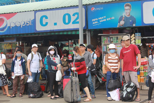 Hình ảnh thí sinh hành lý về quê sau kỳ thi đại học đợt 1