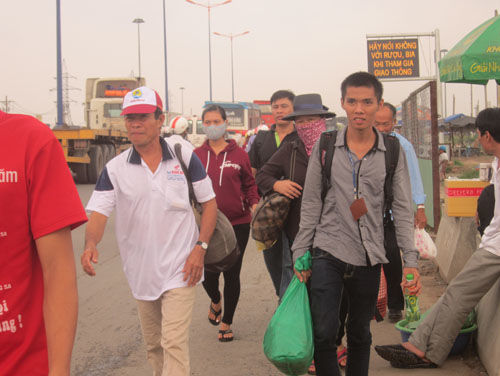 Phải chờ đợi rất lâu các thí sinh mới mua được vé xe
