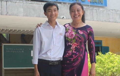 Thủ khoa Võ Văn Nam (trái) và cô giáo Hiệu trưởng Trường THPT số 1 Phù Cát.