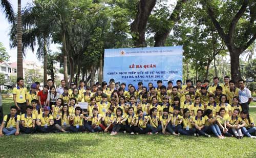 Đà Nẵng: Tình nguyện viên dậy từ 3 giờ sáng đón sĩ tử - 2