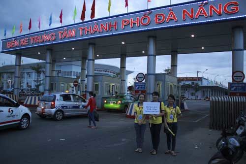 Tình nguyện viên tại Đà Nẵng dậy từ 3 giờ sáng đón sĩ tử