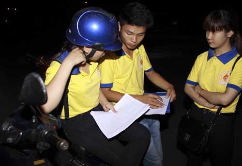 Tình nguyện viên tại Đà Nẵng dậy từ 3 giờ sáng đón sĩ tử