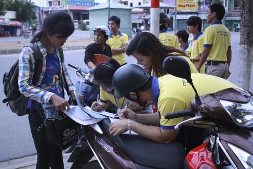 Tình nguyện viên tại Đà Nẵng dậy từ 3 giờ sáng đón sĩ tử