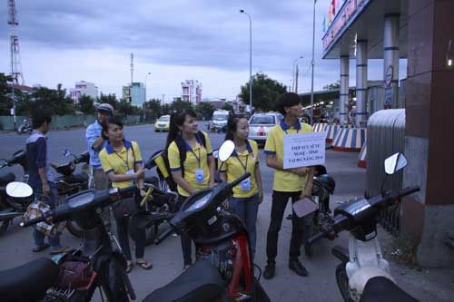 Tình nguyện viên tại Đà Nẵng dậy từ 3 giờ sáng đón sĩ tử