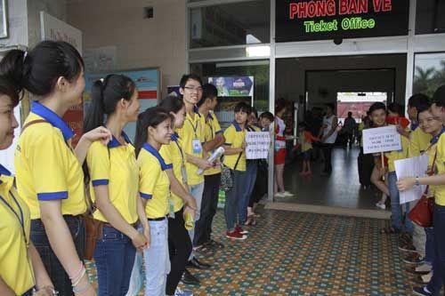 Tình nguyện viên tại Đà Nẵng dậy từ 3 giờ sáng đón sĩ tử