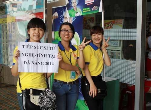 Tình nguyện viên tại Đà Nẵng dậy từ 3 giờ sáng đón sĩ tử