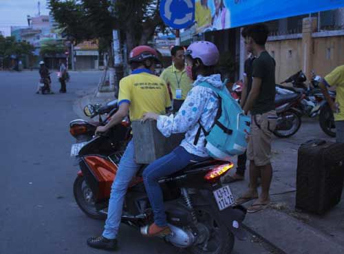 Tình nguyện viên tại Đà Nẵng dậy từ 3 giờ sáng đón sĩ tử