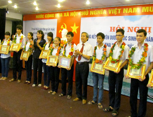 Nhiều địa phương thưởng hậu hĩnh cho thí sinh điểm cao