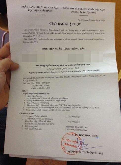 Giấy báo nhập học của Học viện Ngân hàng do bà Oanh đưa ra