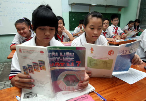 Nên bán đấu giá bản thảo sách giáo khoa mới
