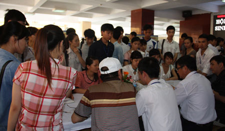 Sinh viên vật vã tìm việc sau khi tốt nghiệp đại học